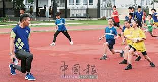 这个人好像才1米74吧，他的扣篮确实很帅，飘逸又不失力量感！